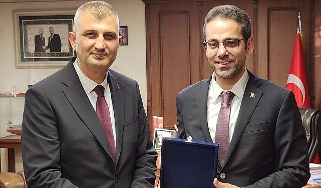 Dışişleri Bakan Yardımcısı Yasin Ekrem Serim, Gölcük Belediye Lideri Ali Yıldırım Sezer’i makamında ziyaret etti