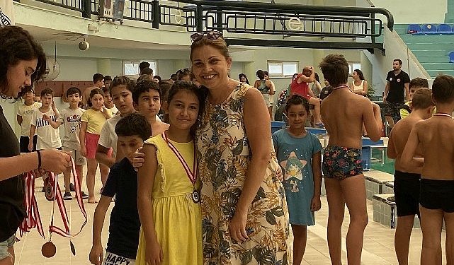 Dönem sonu yüzme karşılaşmasında tüm atletler yarıştı