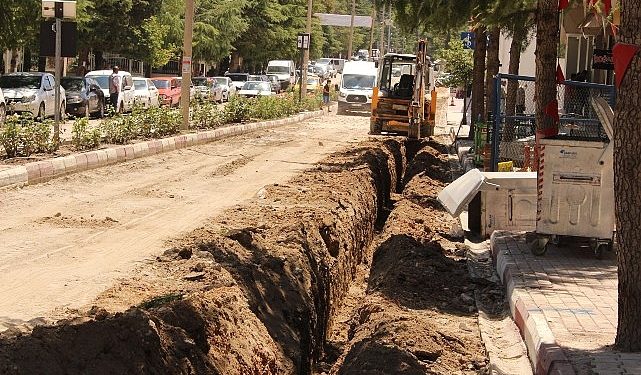 Elmalı merkezdeki su boruları yenileniyor