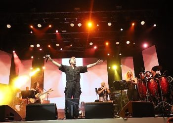 Emre Altuğ’un Coşkulu Performansı ile Şenlik Maratonu Başladı