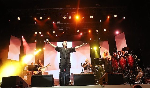 Emre Altuğ’un Coşkulu Performansı ile Şenlik Maratonu Başladı