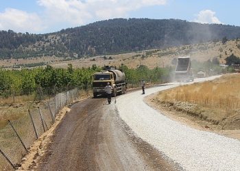 Finike Ördübek yayla yolunda asfalt çalışması