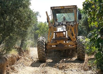 Gemlikli çiftçiye arazi yolu takviyesi