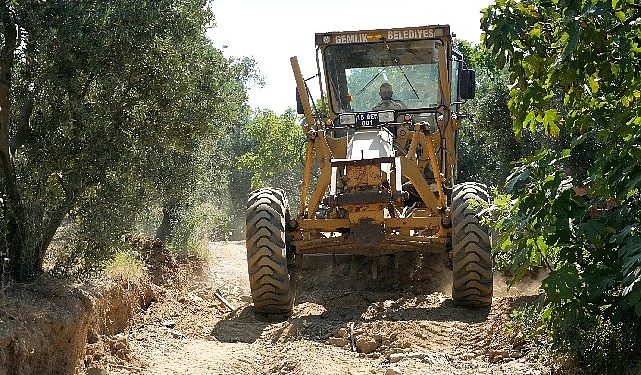 Gemlikli çiftçiye arazi yolu takviyesi