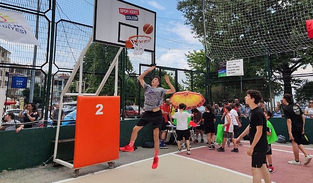 Gölcük kıyısında heyecan sırası sokak basketbolunda