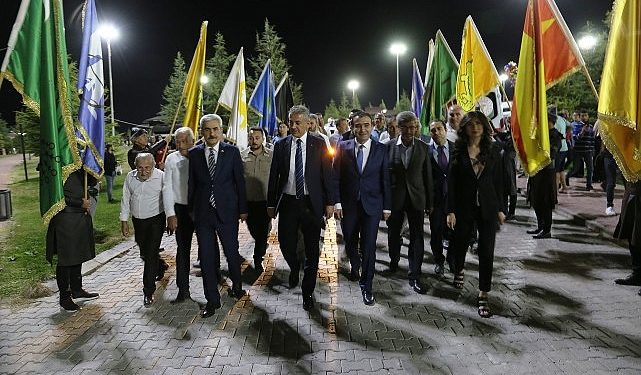 İkinci Günde Şölen Ateşi Geceyi Aydınlattı