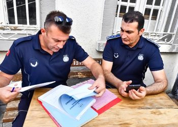 İzmir’de çığırtkan ve hanutçu operasyonu