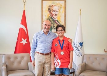 İzmirli satranç şampiyonu Lider Soyer’i ziyaret etti