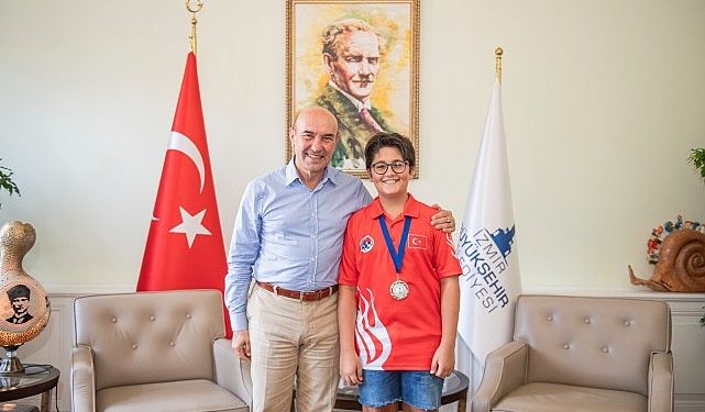 İzmirli satranç şampiyonu Lider Soyer’i ziyaret etti