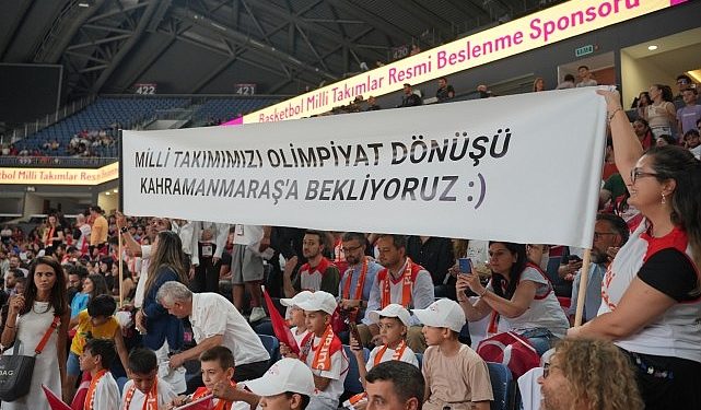 Kahramanmaraşlı çocuklar, Türkiye-Ukrayna Ulusal Basketbol maçında millileri desteklemek için İstanbul’daydı