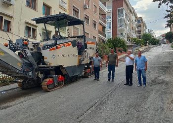Karabağlar’da asfaltlama çalışmaları sıcak dinlemiyor