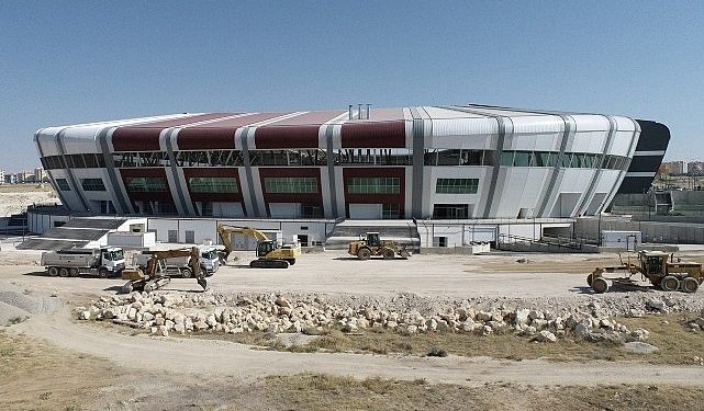 Karaman Belediyesi, yeni stadyum etrafında peyzaj ve etraf düzenlemesi çalışmalarına başladı