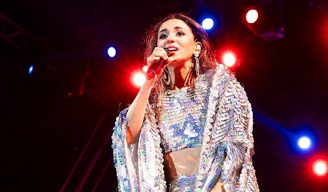 Karsu İstanbul’un En Büyük Sahnesi YBY Woods’ta 8 Bin Hayranını Sesiyle Mest Etti