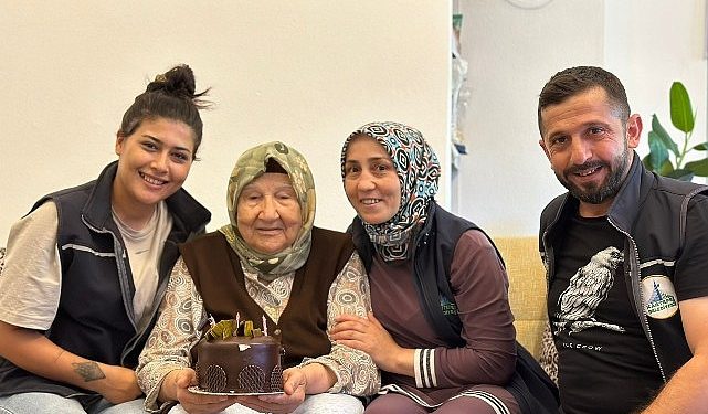 Kartepeli Ayşe Nene 82 Yaşında Birinci Kere Doğum Günü Kutladı