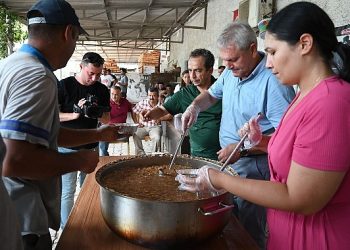 Kemer Belediye işçisine aşure ikramı