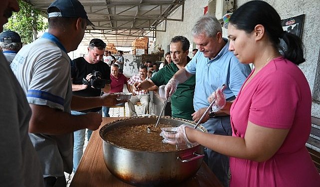 Kemer Belediye işçisine aşure ikramı