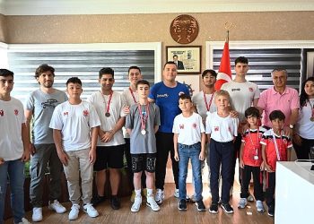 Kemer Belediyesi Kick Boks ekibinden Lider Topaloğlu’na ziyaret
