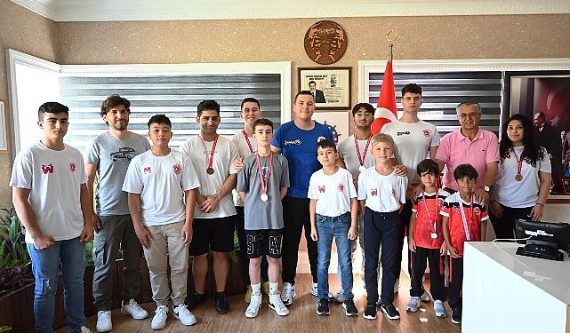 Kemer Belediyesi Kick Boks ekibinden Lider Topaloğlu’na ziyaret