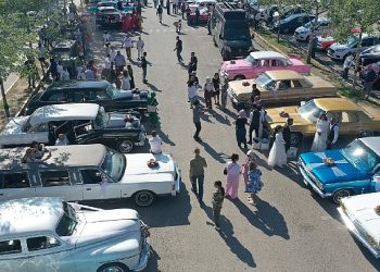 Kente sevinç saçan en renkli konvoy