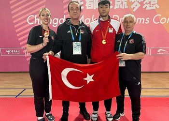 Kırık elle bronz madalya aldı