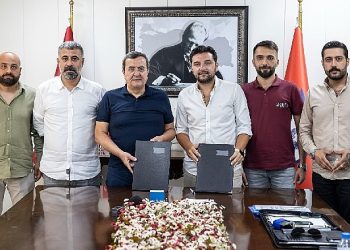 Konak’ta imzalar sokak işçileri için atıldı