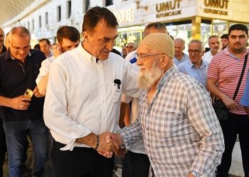 Lider Dündar, çarşı esnafıyla gönül gönüle