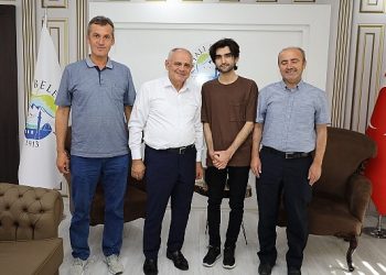 Lider Öztürk’ten Başarılı Öğrenciye Altın İkramı