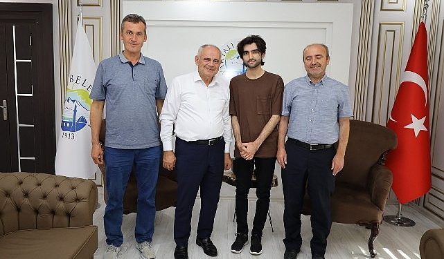 Lider Öztürk’ten Başarılı Öğrenciye Altın İkramı