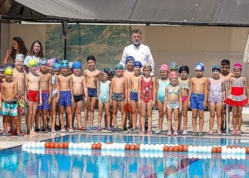 Lider Sandal istedi: Birinci kez havuzla tanıştılar