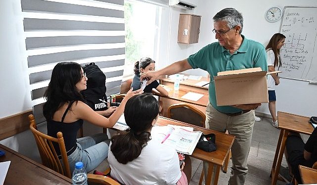 Lider Topaloğlu’ndan öğrencilere dondurma ikramı