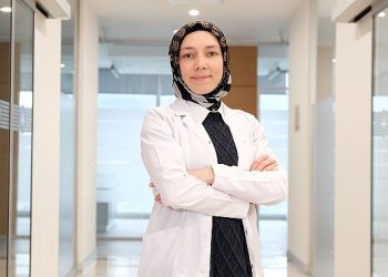 Lip Repositioning süreci dudakların fazla üst çıkmasını pürüzler