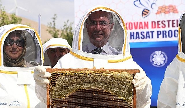 Selçuklu Belediyesi’nin takviyeleri ile pilot bölge Eğribayat Mahallesi’nde gerçekleştirilen arıcılık faaliyetleri kapsamında birinci bal hasadı gerçekleştirildi