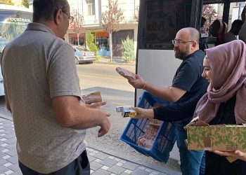 Tukuaz masa takımlarından sabah vatandaşlara simit ve meyve suyu ikramı 