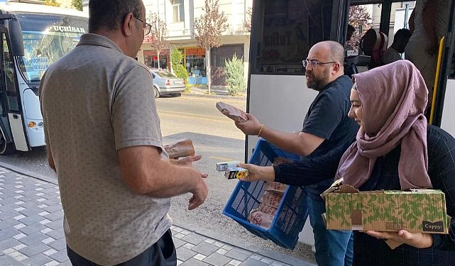 Tukuaz masa takımlarından sabah vatandaşlara simit ve meyve suyu ikramı
