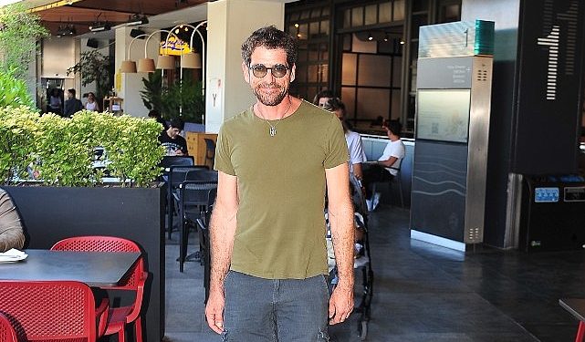 Ünlü oyuncu Cemal Hünal öğlen yemeği için geldiği Kanyon’da objektiflerimize takıldı.