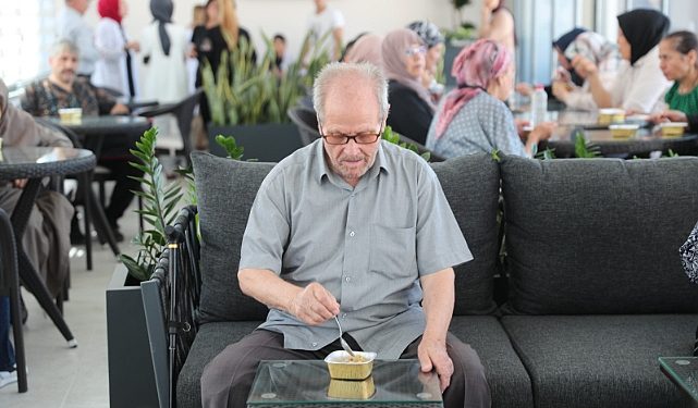 Yaşlı Ömür Merkezi’nde Aşure İkramı