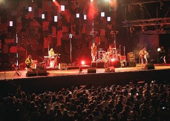 Yüzyüzeyken Konuşuruz Turkcell Vadi konserinde binlerce hayranı ile biraraya geldi