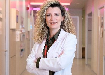 Zayıf, ince belirli, uzun, renkli gözlü ve daima topuklu ayakkabı giyiyor. Barbie, çocuklarda fizikî ve ruhsal meselelere neden oluyor