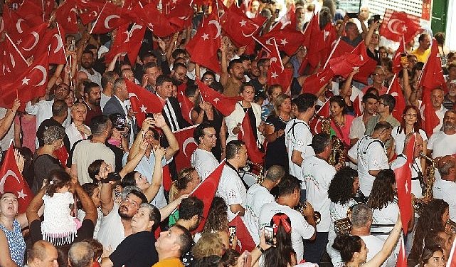30 Ağustos Zafer Bayramı’nda Karşıyaka, gelincik tarlasına döndü