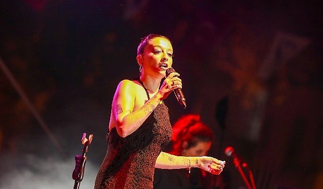 30. Milletlerarası Gemlik Zeytini Şenliğinin finalini Melike Şahin yaptı