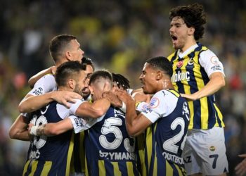 Fenerbahçe evinde Başakşehir’i 4 golle geçti