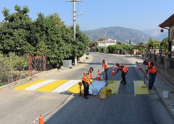 Antalya Büyükşehir grupları yaya geçitleri ve kasisleri boyuyor