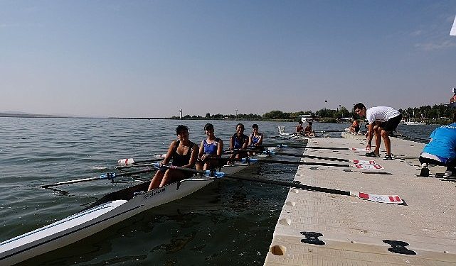 Başşehir gençlerin kürek yarışlarına sahne oldu
