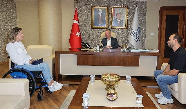 Bir Eli Direksiyonda, Öbür Eli Gaz ve Frende