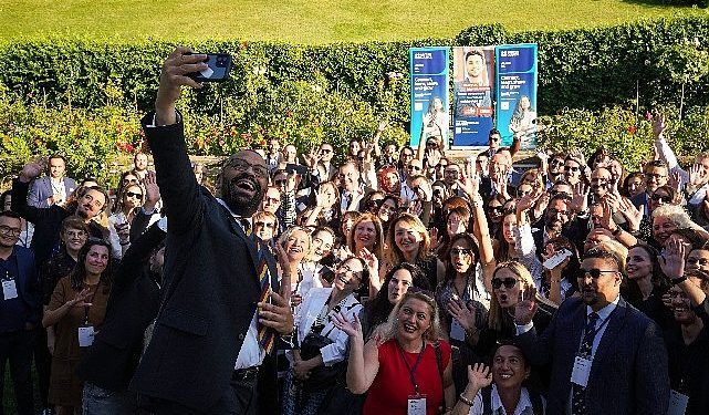 Birleşik Krallık Dışişleri Bakanı, Birleşik Krallık Mezunları ile bir Ortaya Geldi