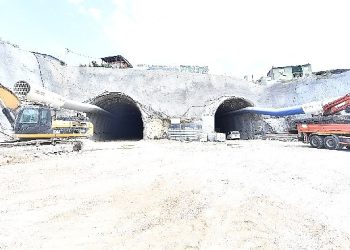 Buca Onat Tüneli yolu yarıladı