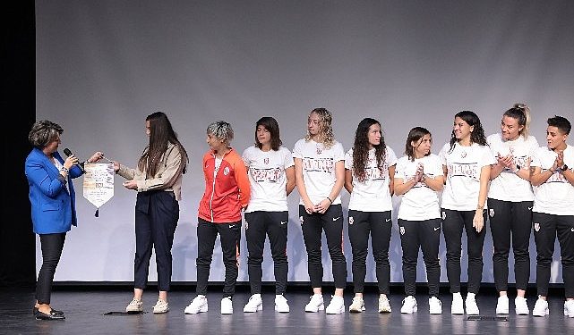 Çankaya’da Bayan Atletlerden Bayrak Teslimi