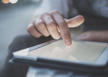 Cep Telefonu ve Bilgisayardan Yayılan Mavi Işık Yaşlandırıyor