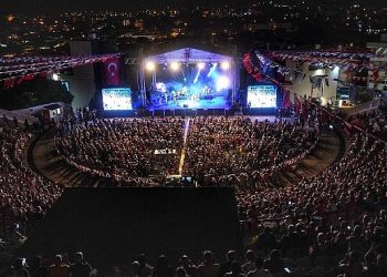 Çeşme’de Enrico Macias rüzgârı esti