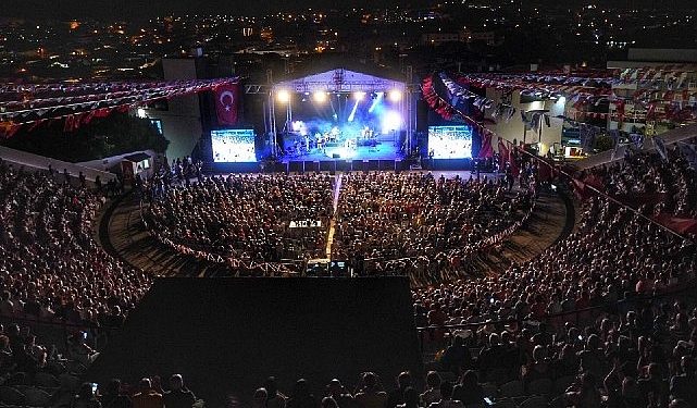 Çeşme’de Enrico Macias rüzgârı esti